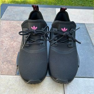 Adidas Women’s NMD_R1 Black + Hot Pink Size 8 🔥 Like New Condition 🔥🔥🔥